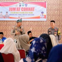 Tingkatkan Kamtibmas dan Kelestarian Lingkungan, Kapolres Siak Gelar "Jumat Curhat" dan Penanaman Pohon di Tasik Seminai