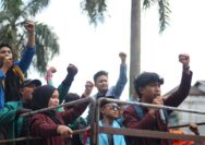 Ratusan mahasiswa berbagai kampus di Pekanbaru berunjuk rasa di Gedung DPRD Riau, Jalan Sudirman, Pekanbaru, Rabu, 13 Mei 2026