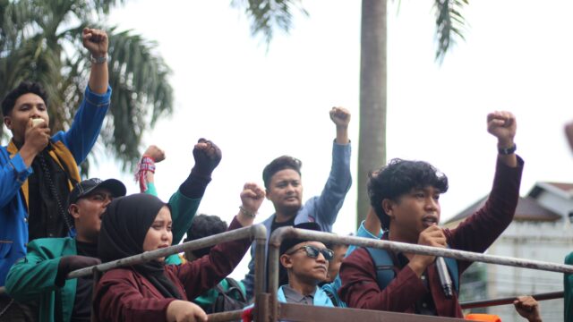 Ratusan mahasiswa berbagai kampus di Pekanbaru berunjuk rasa di Gedung DPRD Riau, Jalan Sudirman, Pekanbaru, Rabu, 13 Mei 2026