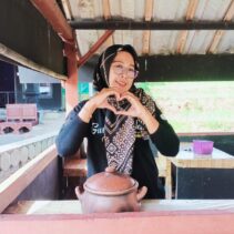 Rita Wahyuniati, Istripreneur Sejati Sukses Kembangkan Rujak Petis Mewah "Mepet Sawah
