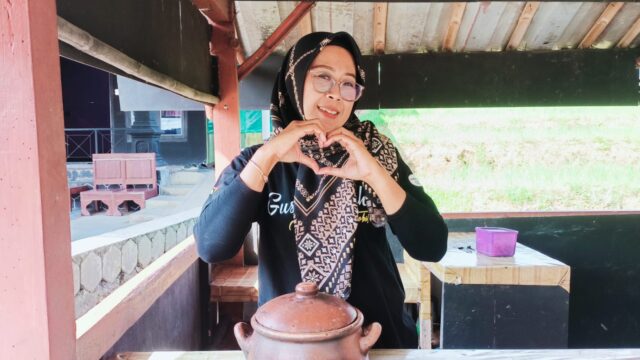 Rita Wahyuniati, Istripreneur Sejati Sukses Kembangkan Rujak Petis Mewah "Mepet Sawah