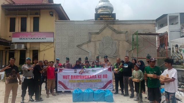 Polsek Binawidya melaksanakan giat jum'at berkah Berbagi Makanan di polsek binawidya dengan tema "Polri untuk masyarakat dalam rangka Hut Polri ke 80.