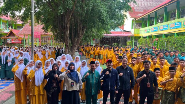 TEKANKAN BAHAYA DUNIA DIGITAL , INFINITY CENTER LAKUKAN SOSIALISASI DI SMA NEGERI 9 PEKANBARU